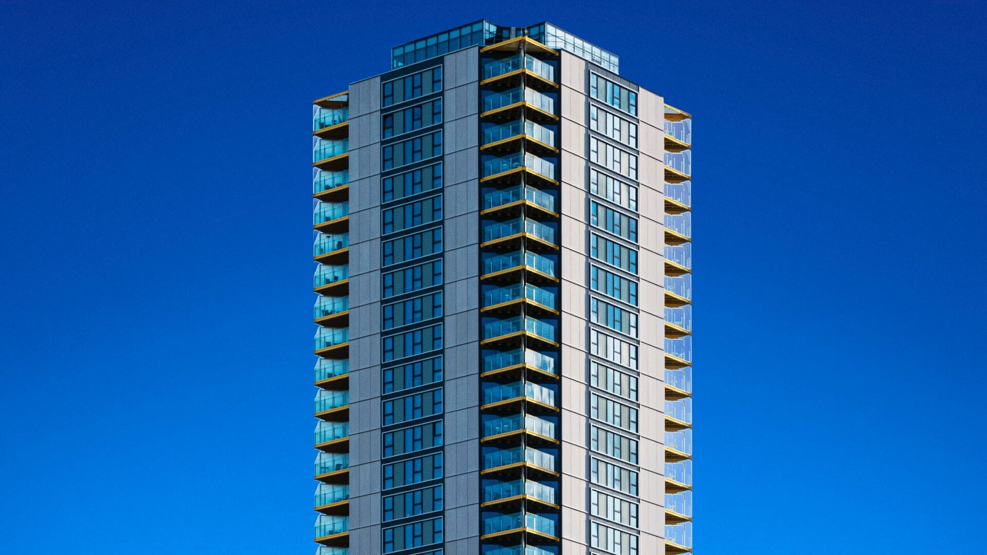 Moderne Architektur vor tiefblauem Himmel