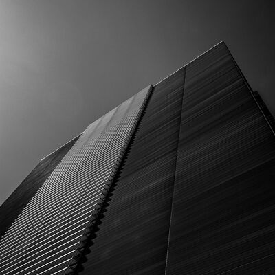 Modernes Haus vor rosa Himmel