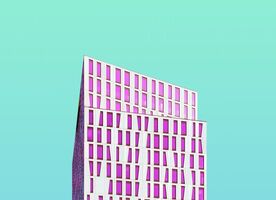 Moderne Architektur vor türkisem Himmel