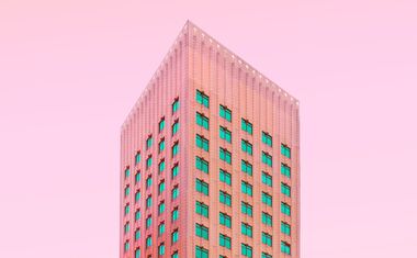 Moderne Architektur vor orangem Himmel