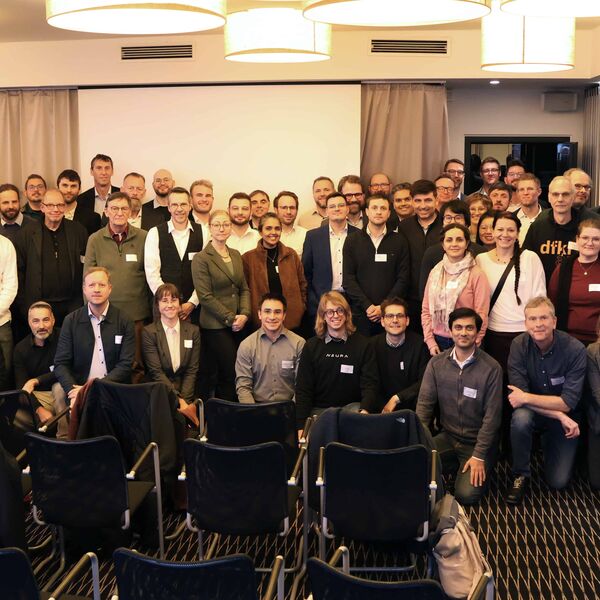 Gruppenbild aller Projektbeteiligten der sechzehn Verbundprojekte von Digital GreenTech Robotik