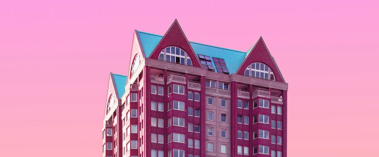 Wolkenkratzer vor pinkem Himmel