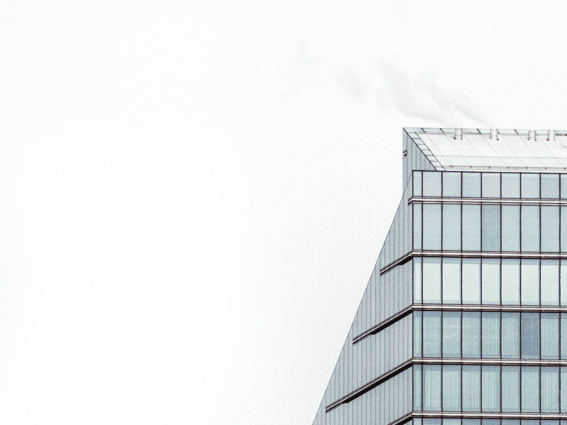 Moderne Architektur vor weißem Himmel