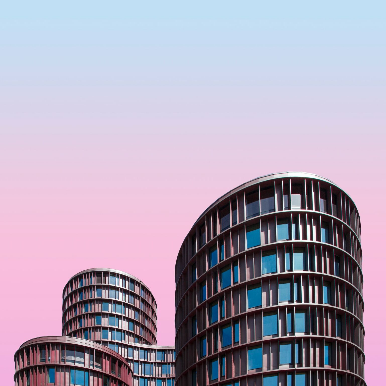 Moderne Bibliothek vor lila Himmel