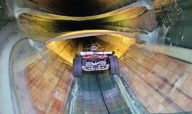 Ein Roboter auf Rädern, der ein Rotorblatt von innen inspiziert