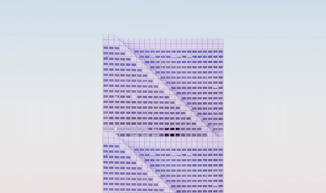 Moderne Architektur vor hellem Himmel