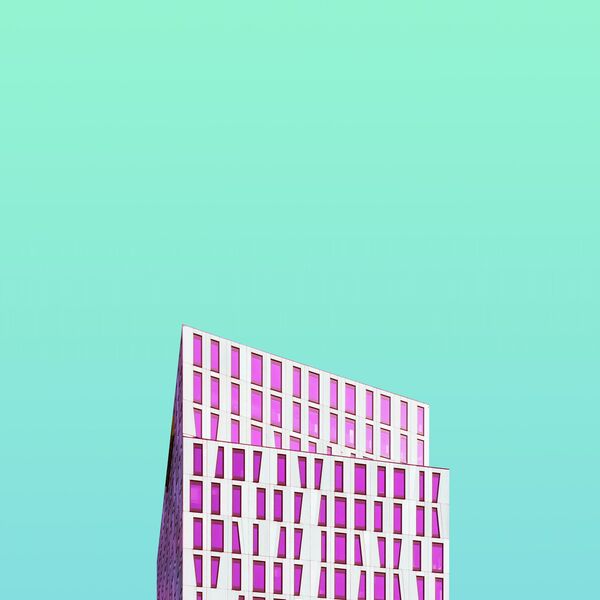 Moderne Architektur vor türkisem Himmel