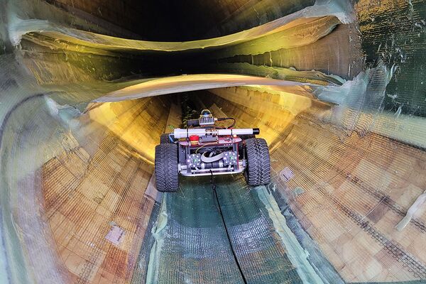 Ein Roboter auf Rädern, der ein Rotorblatt von innen inspiziert