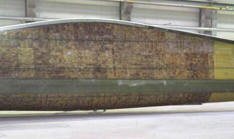 Bei einem unlackierten Rotorblatt sind deutlich große Bereiche mit unterschiedlichen Materialaufbau erkennbar.