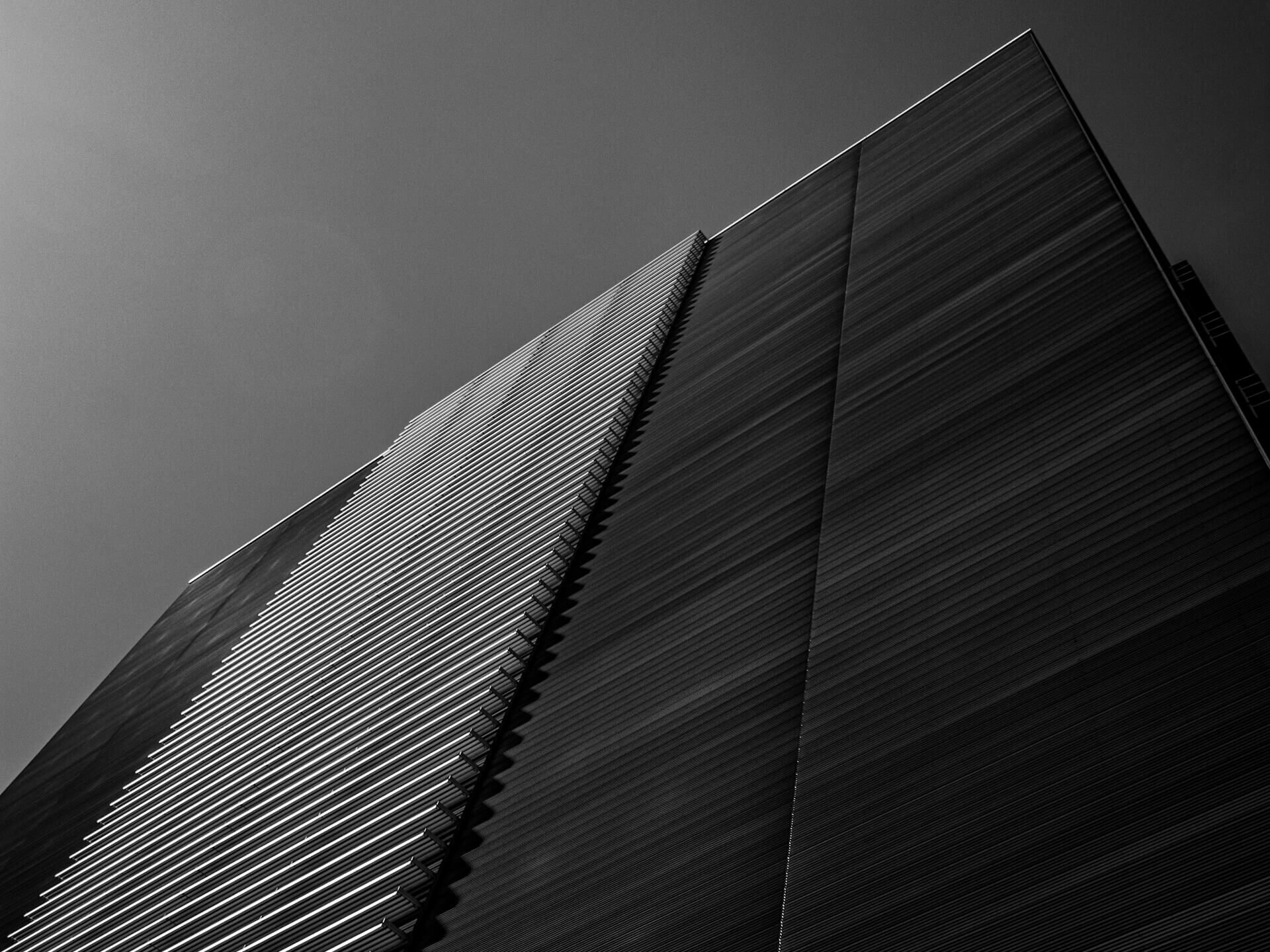 Moderne Architektur mit Farbverlauf im Himmel