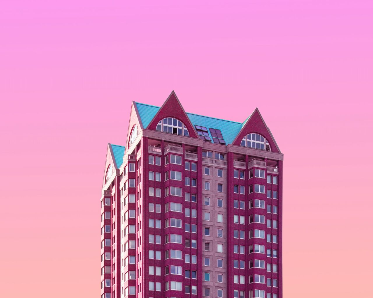 Wolkenkratzer vor pinkem Himmel