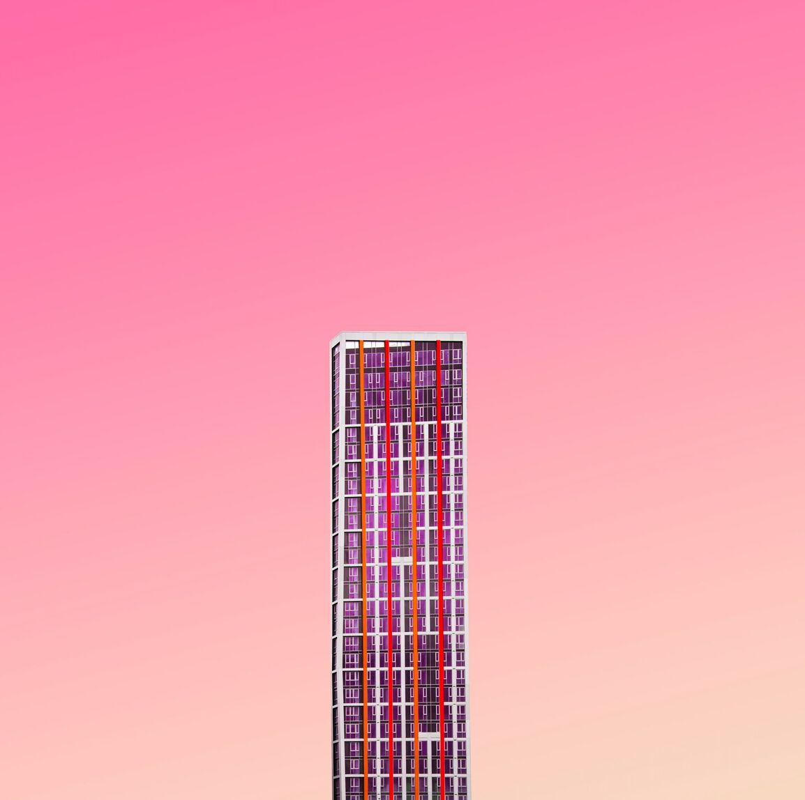 Moderne Architektur vor pinkem Himmel